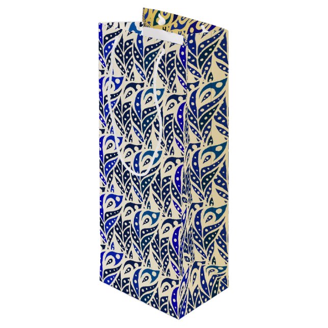 Pfauenfedermuster in Blau und Gold Geschenktüte Für Weinflaschen (Rückseite Schrägansicht)