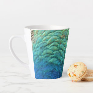 PfauenFedern in farbenprächtiger Abstrakter Natur Milchtasse