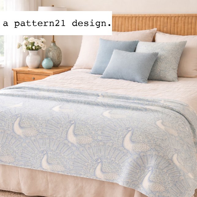 Pfauenmuster Fleecedecke (Soft blue peacock fleece blanket inspired by vintage porcelain and timeless decorative design.)