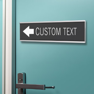 Pfeil-Wegweiser mit dem kundenspezifischen Text - Türschild