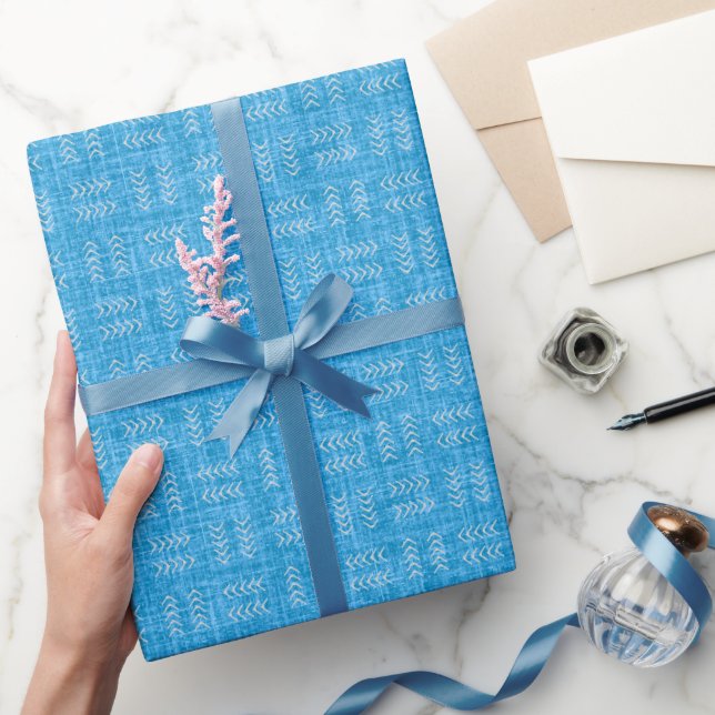 Pfeile auf hellblauer Leinwand Geschenkpapier (Schenken)