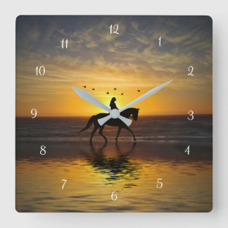 Pferd am Strand mit Rider bei Sunset Beautiful Quadratische Wanduhr