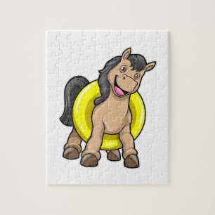 Pferd am Strand mit Schwimmring