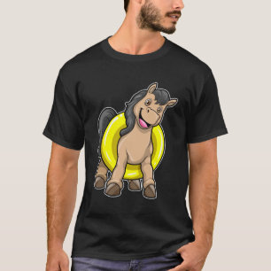 Pferd am Strand mit Schwimmring T-Shirt