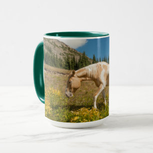 Pferd auf Gräsern im Sommer auf der Alp Wiese Tasse
