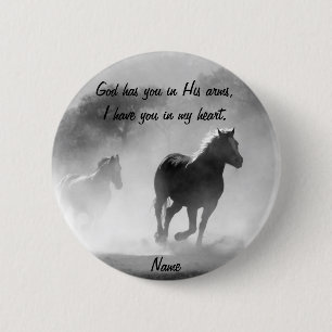 Pferd, das aus dem Nebel heraus galoppiert Button