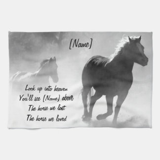 Pferd, das aus dem Nebel heraus galoppiert Handtuch