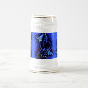 Pferd, das bei Blue Starry Night Bierstein läuft Bierglas