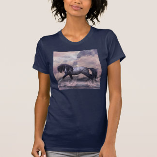 Pferd, das durch den pferdeartigen T - Shirt der