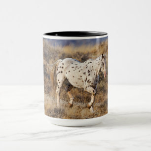Pferd, das durch die malerischen Hügel der Big Hor Tasse