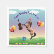 Pferd, das zum Geburtstag Geige spielt