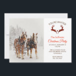 Pferd Gezeichnet Sleigh Weihnachtslandschaft Einladung<br><div class="desc">Weihnachts-Party Einladung mit einem Foto von 2 belgianischen Zugpferden,  die einen Schlitten ziehen. Schneeflocken fallen sanft mit schneebedeckten Kiefern im Hintergrund. Eine Abbildung von 2 Springhirschen mit karierter Rot-Färbung über dem Einladungstext.</div>
