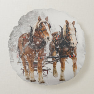 Pferd Gezeichnet Sleigh Weihnachtslandschaft Rundes Kissen