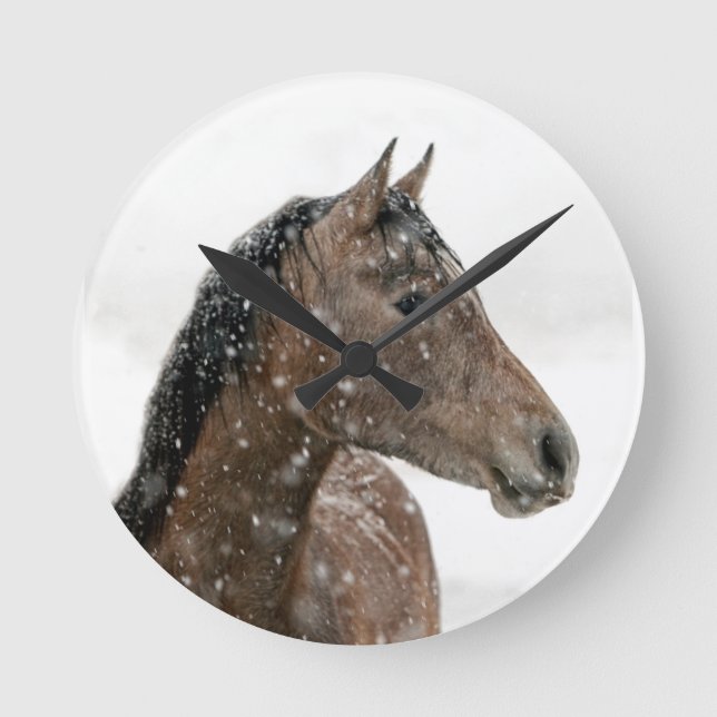 Pferd im Winter Runde Wanduhr (Vorderseite)