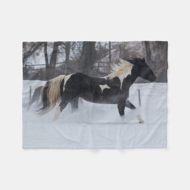 Pferd läuft durch den Schnee Fleecedecke (Vorderseite (Horizontal))