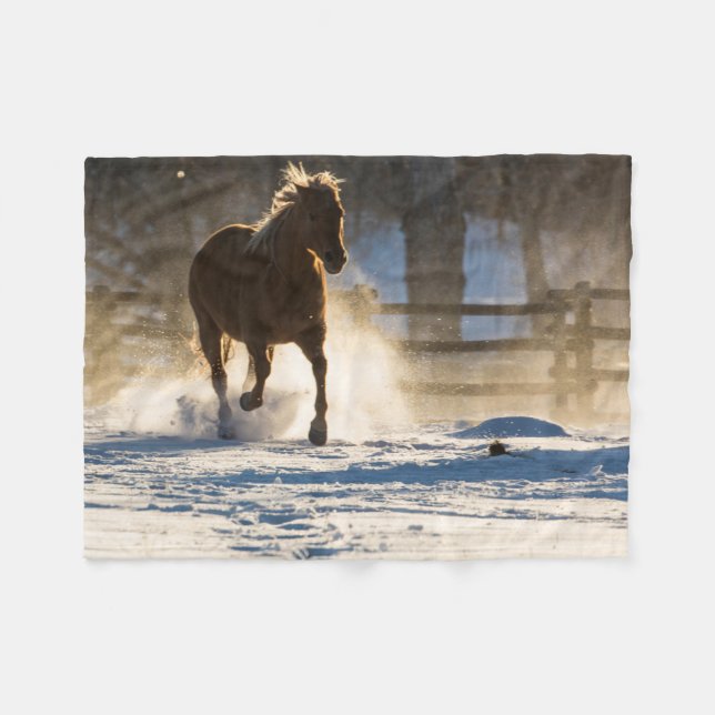 Pferd läuft durch den Schnee Fleecedecke (Vorderseite (Horizontal))