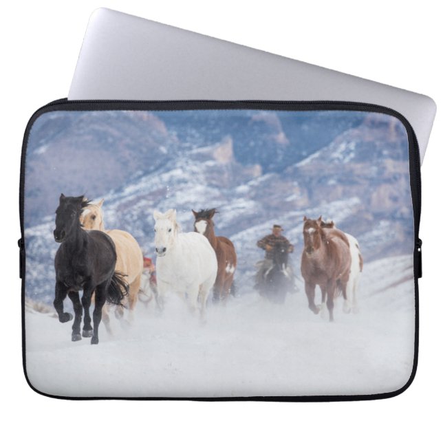 Pferd läuft durch den Schnee Laptopschutzhülle (Vorderseite)