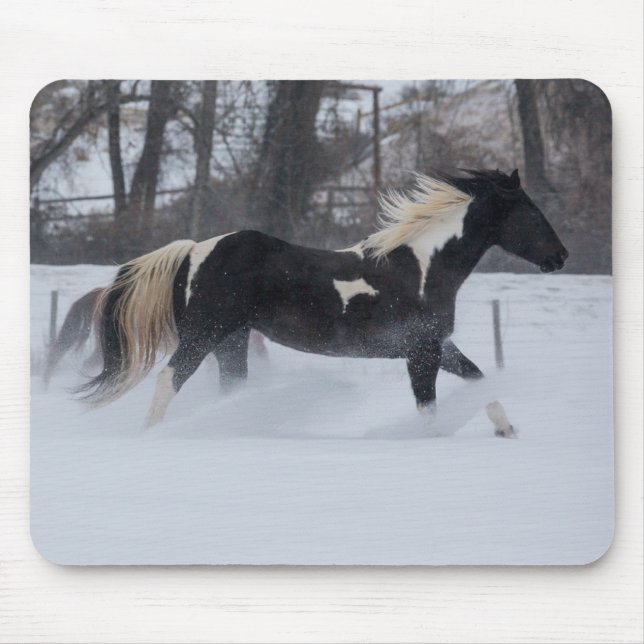 Pferd läuft durch den Schnee Mousepad (Vorne)