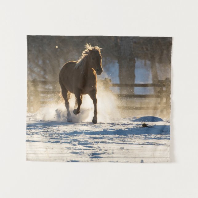 Pferd läuft durch den Schnee Wandteppich (Vorderseite (Horizontal))