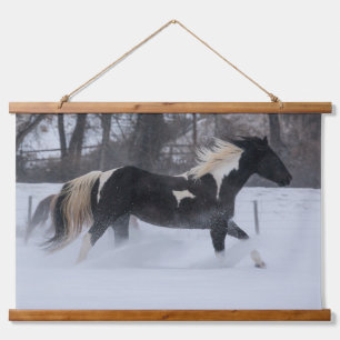 Pferd läuft durch den Schnee Wandteppich Mit Holzrahmen