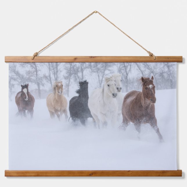 Pferd läuft durch den Schnee Wandteppich Mit Holzrahmen (Vorne)