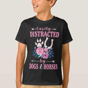 Pferd leicht abgelenkt von Hunden und Pferden Funn T-Shirt