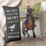 Pferd Lover Maßgeschneidertes Modernes Foto Reitti Kissen<br><div class="desc">Feiern Sie Ihren besten Freund mit einem individuellen Pferd-Gedenkkissen in weißem Marmor. Das Pferdekissen - das perfekte Geschenk für Pferdefreunde! Dieses moderne Kissen ist nicht nur ein schöner Sake, sondern auch ein ansprechendes Denkmal für diejenigen, die ihr geliebtes Haustier verloren haben. Das Kissen zeigt Ihre Fotos und das herzliche Gedicht...</div>