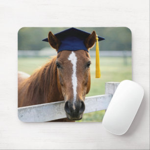 Pferd mit Abschlussmütze Mousepad
