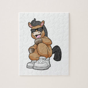 Pferd mit großen Schuhen