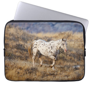 Pferd Roaming in den Landschaftlichen Hügeln des G Laptopschutzhülle