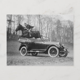 Pferd springt über Automobil, 1923 Postkarte