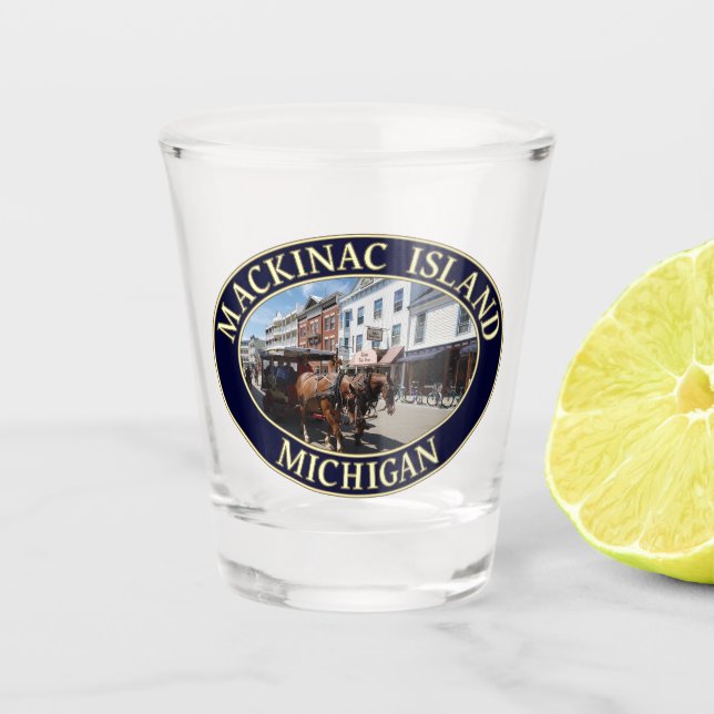 Pferd und Heirat in der Innenstadt von Mackinac Schnapsglas (Vorderseite)