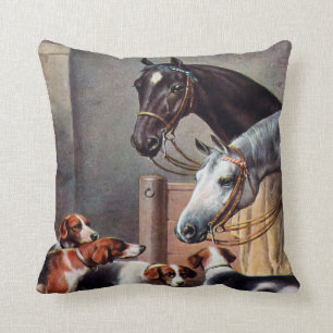 Pferd und Jagdhunde in einem stabilen Kissen