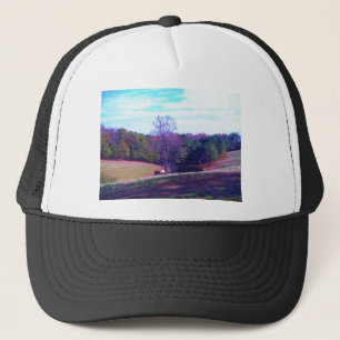 Pferd weit weg in einem Lila Feld Truckerkappe