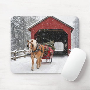 Pferd zieht einen Schlitten durch eine überdachte Mousepad