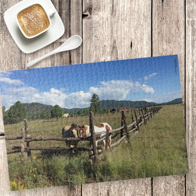 Pferde am Split Rail Zaun Fotografie (over head view of jigsaw puzzle of horses at a rustic fence)