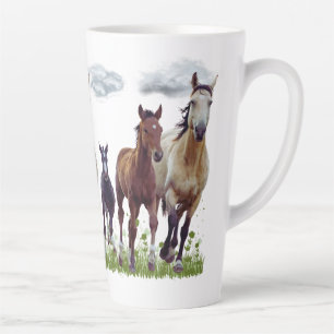 Pferde auf einer Wiese Latte Tasse