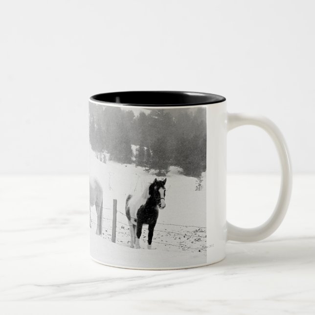 Pferde auf Ranch Zweifarbige Tasse (Rechts)