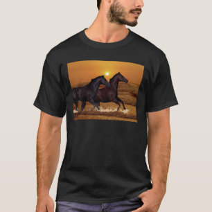 Pferde, die am Ozeansonnenuntergang laufen T-Shirt