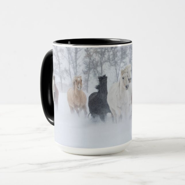 Pferde, die durch den Schnee laufen Tasse (Vorderseite Links)
