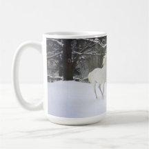 Pferde, die in der Schnee-Tasse spielen
