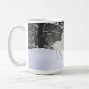 Pferde, die in der Schnee-Tasse spielen Kaffeetasse