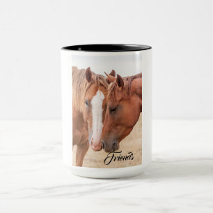 Pferde, die in einer Weide nass werden Tasse