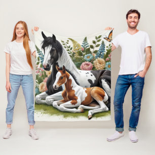 Pferde, die sich zwischen lebendigen Blume und Pfl Fleecedecke