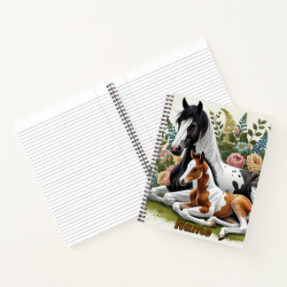 Pferde, die sich zwischen lebendigen Blume und Pfl Notizbuch