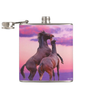 Pferde, die Sonnenaufgang Flasche spielen Flachmann
