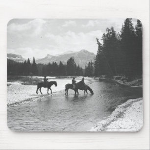 Pferde, die von trinken und einen Fluss kreuzen Mousepad