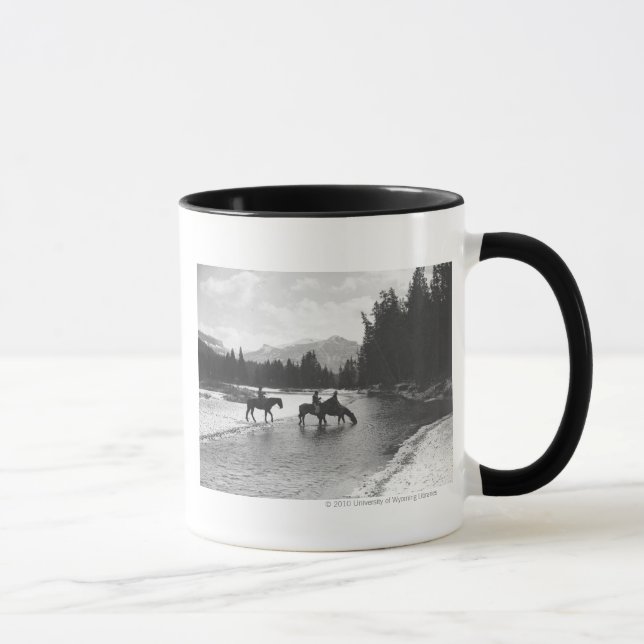 Pferde, die von trinken und einen Fluss kreuzen Tasse (Rechts)