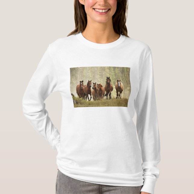 Pferde, die während der Roundup einen kleinen Hüge T-Shirt (Vorderseite)