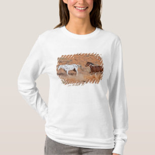 Pferde durch das große Horn MT der Muschel Wyoming T-Shirt